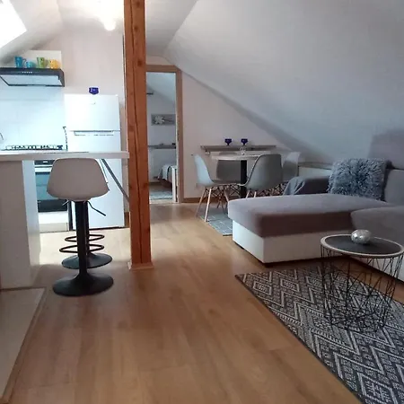 Dom Na Pagorku Pod Lipa